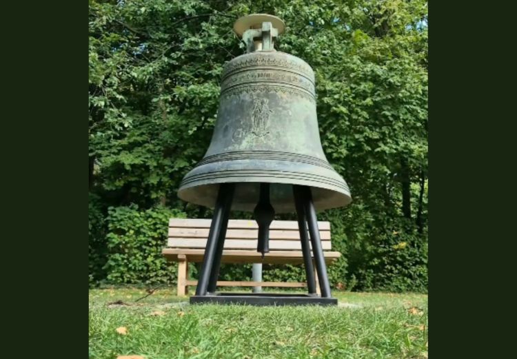Friedensglocke zieht ein
